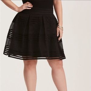 ⬇️$30 Torrid black ribbon striped pleated skirt 00